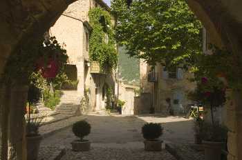 Place du beffroi à Montbrun les Bains