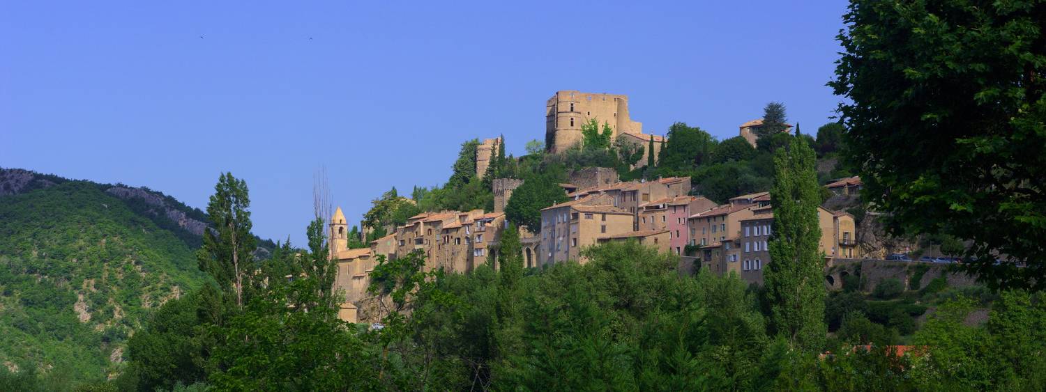 vue du vieux village de Montbrun les bains